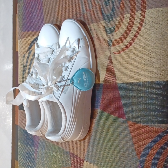 Women's Puma Tennis Shoes Size 9 - Picture 2 of 8